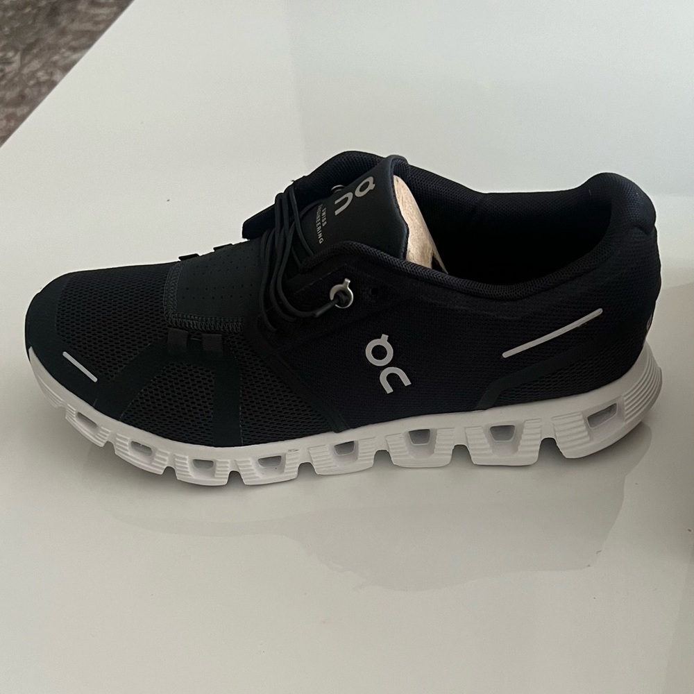 Brand new Cloud 5 women’s sneakers with box.